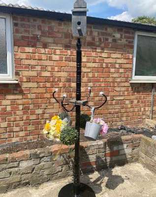 Metal stand with birdhouse& hanging basket&nbsp;hooks